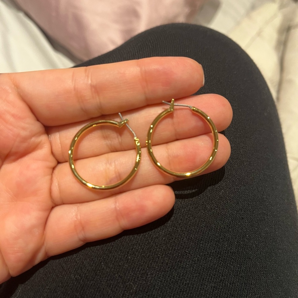NWOT 1 inch Gold Hoop Earrings
